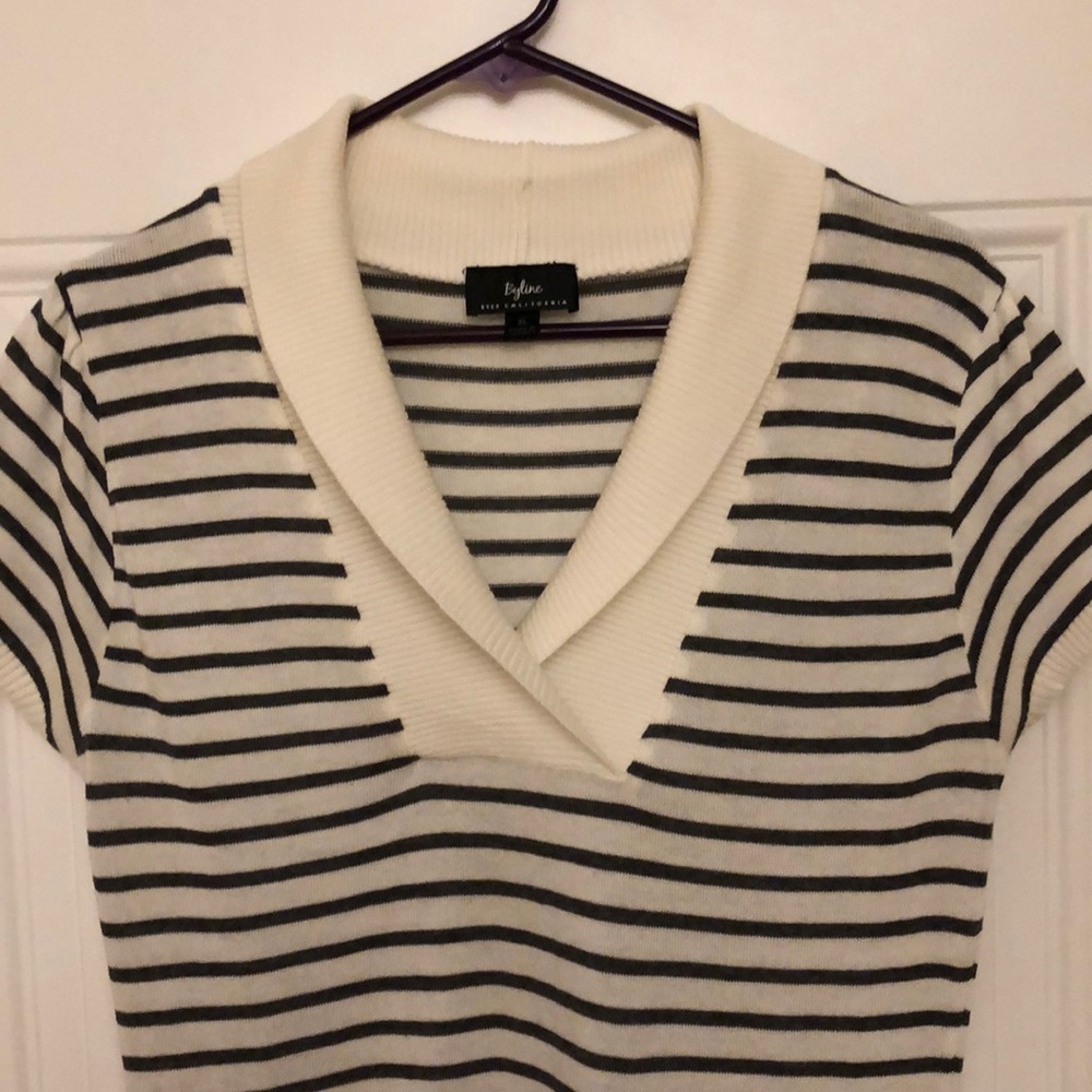 ♥️ 3/$10 ♥️ Stylish Black and White Striped V-Neck Sweater